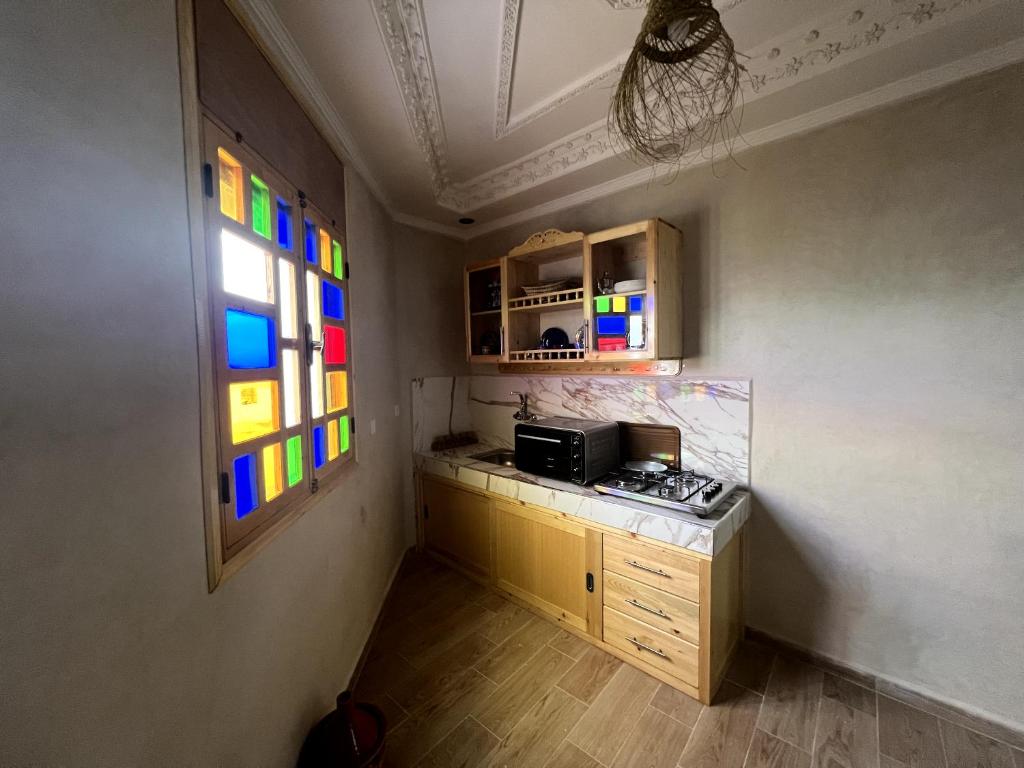 Family apartment – kitchen with stained glass