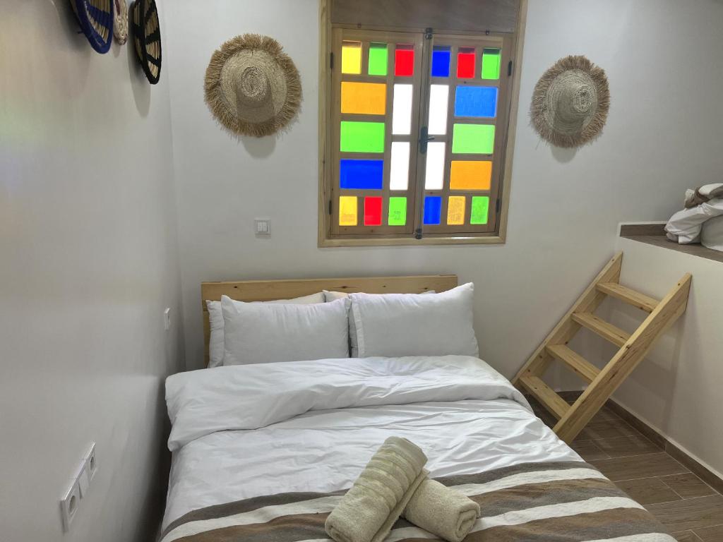 Family apartment – bedroom with stained glass window