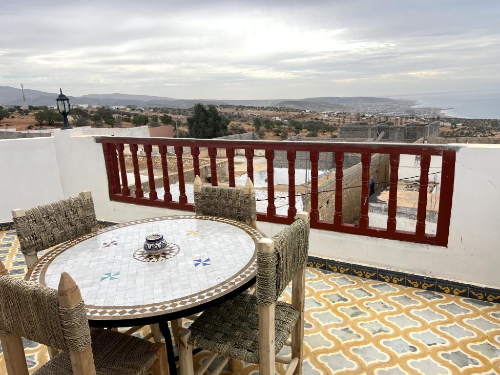 Private apartment – terrace with mosaic table and ocean view