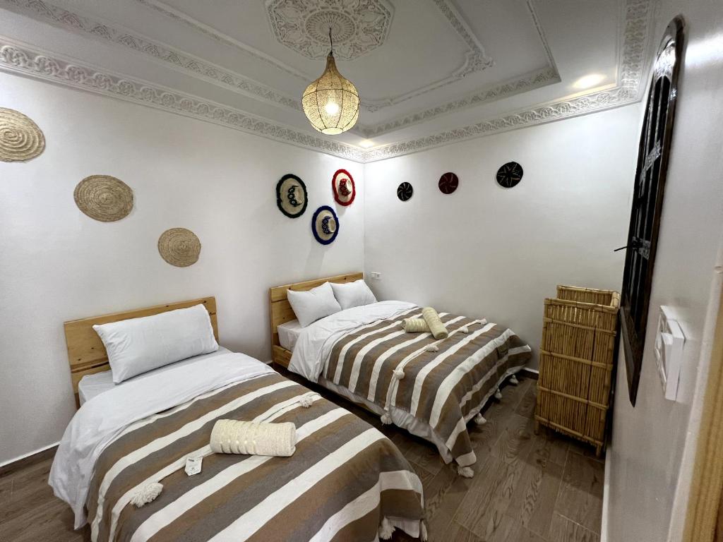 Private apartment – twin bedroom with basket décor